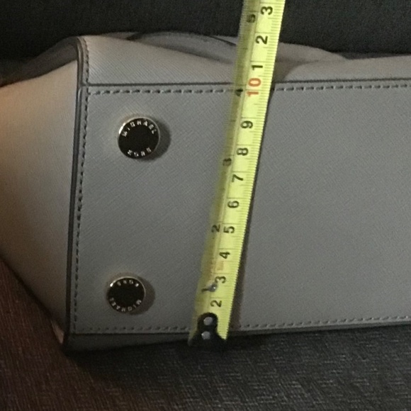 MICHAEL KORS | Selma Bag Taupe Leather - Picture 11 of 13